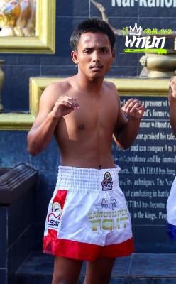 มุมแดง